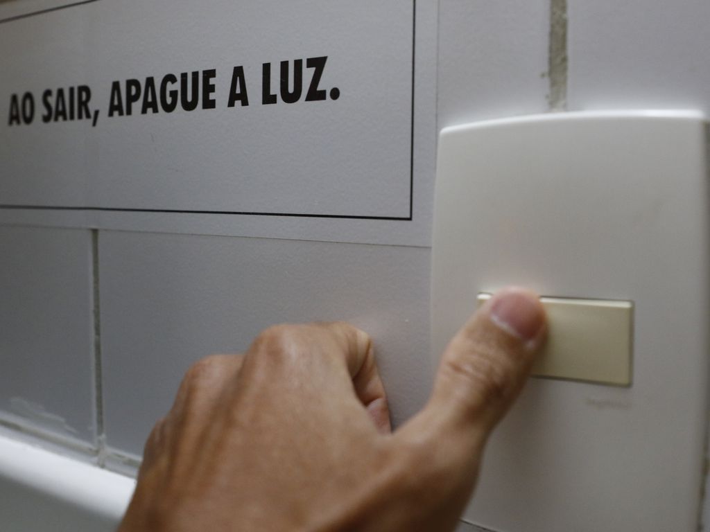 Consumo de energia elétrica, lâmpada e interruptor de luz (Fernando Frazão/Agência Brasil)