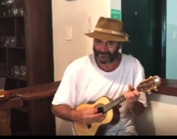 Almir Sater toca ukulelê durante confraternização com equipe que grava novela (Foto: Reprodução/Redes sociais)