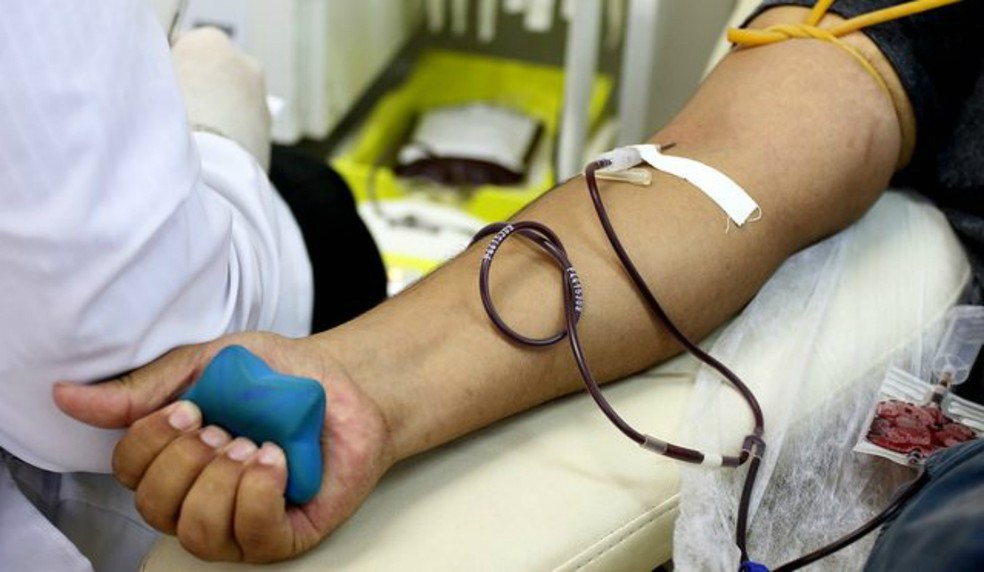 Pessoa doando sangue.
