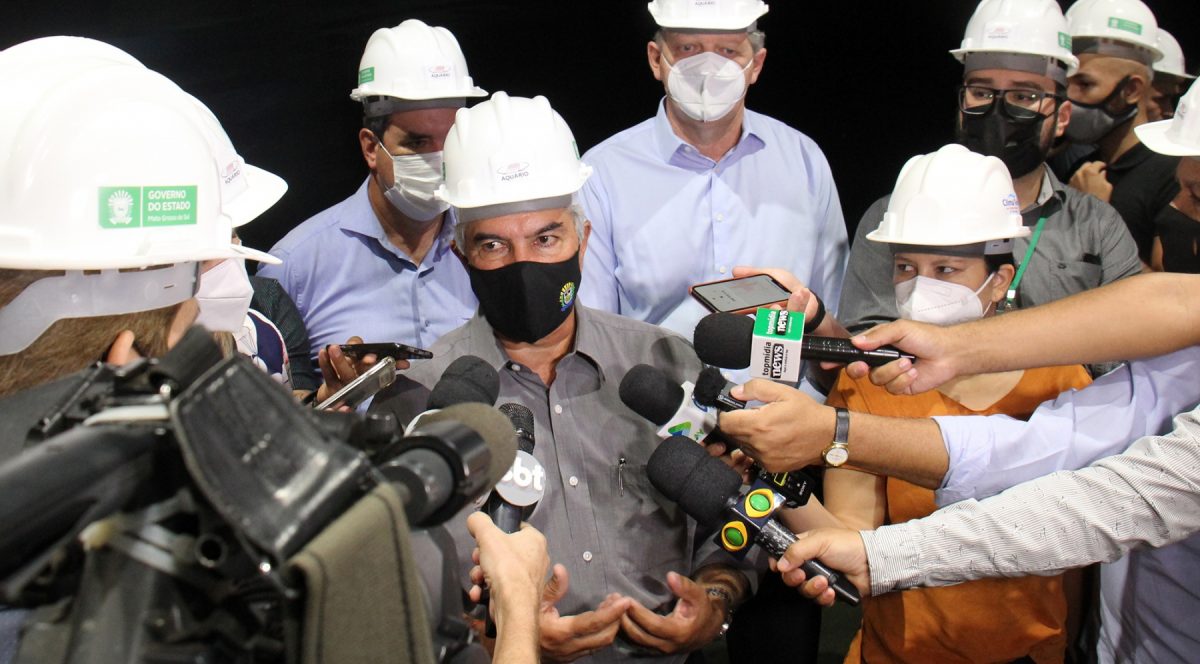 Governador de MS, Reinaldo Azambuja, concede entrevista durante visita às obras do Aquário do Pantanal (Foto: Chico Ribeiro/Subcom)