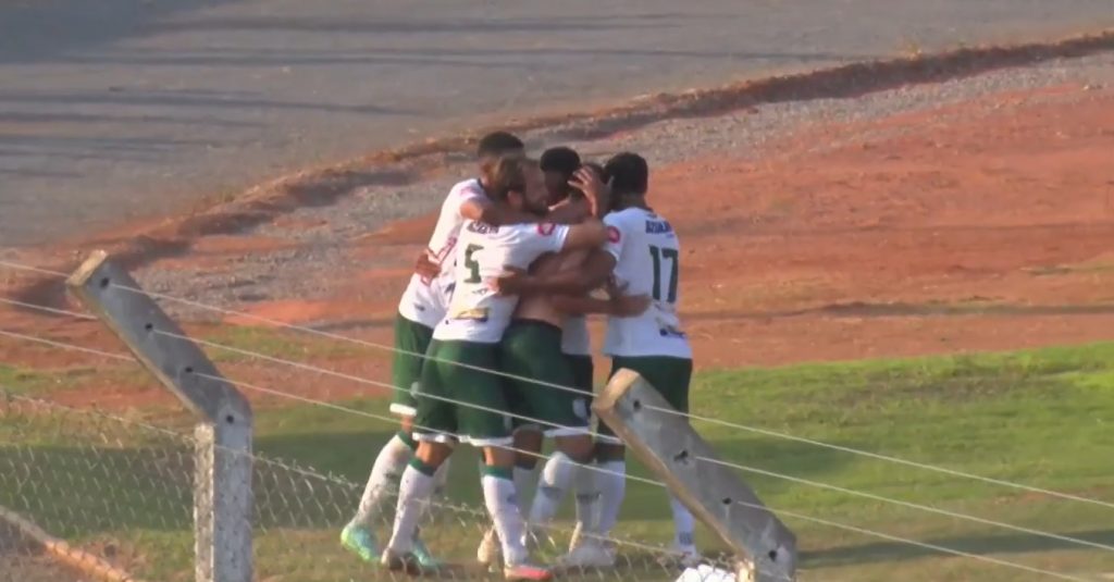 Uberlândia comemora gol contra Nova Mutum pela Série D do Brasileirão (Foto: CBF TV/Reprodução)