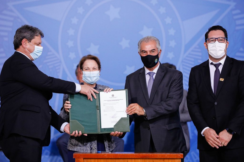 Governador Reinaldo Azambuja durante cerimônia de lançamento das autorizações ferroviárias (Foto: Alan Santos/PR)