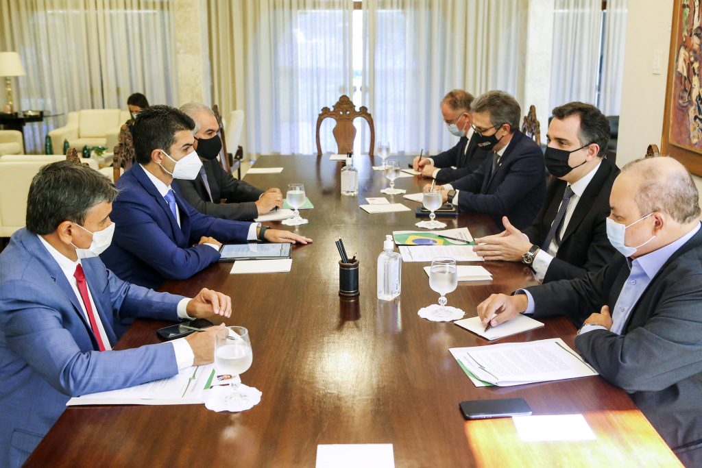 Reunião na residência oficial da Presidência do Senado entre Rodrigo Pacheco e governadores de MS, DF, PI, ES, MG e PA (Foto: Pedro Gontijo/Senado Federal)