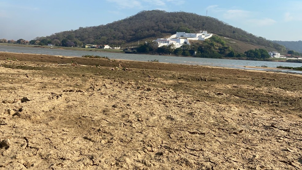Região do Forte Coimbra completamente seca, um local que deveria ser alagado (Foto: Lucas Lélis)