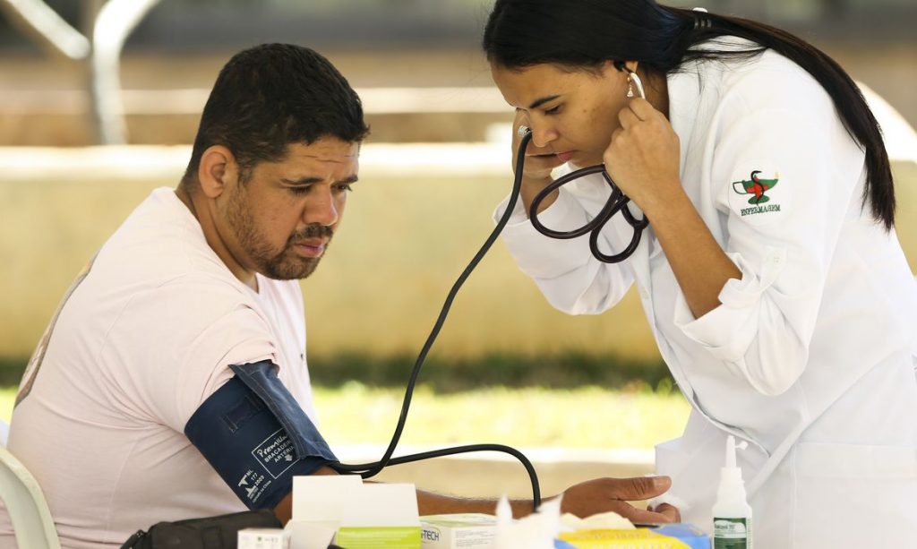Exame de pressão e glicemia (Foto: Marcelo Camargo/Agência Brasil)