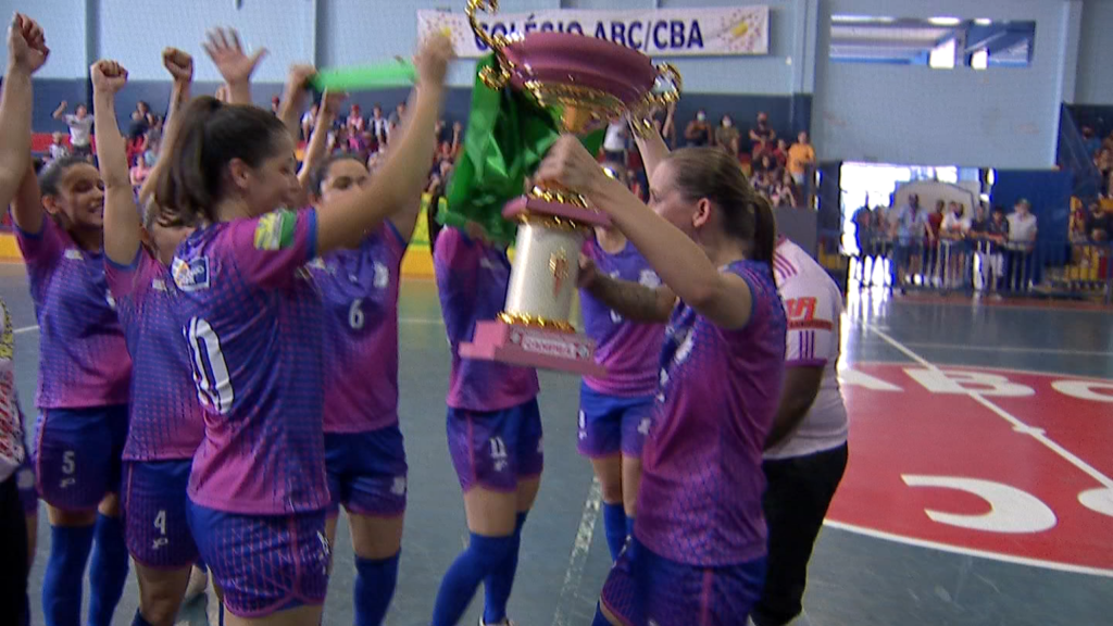 Meninas do Chapadão do Sul são campeãs da Copa Morena de Futsal 2021 (Foto: TV Morena)