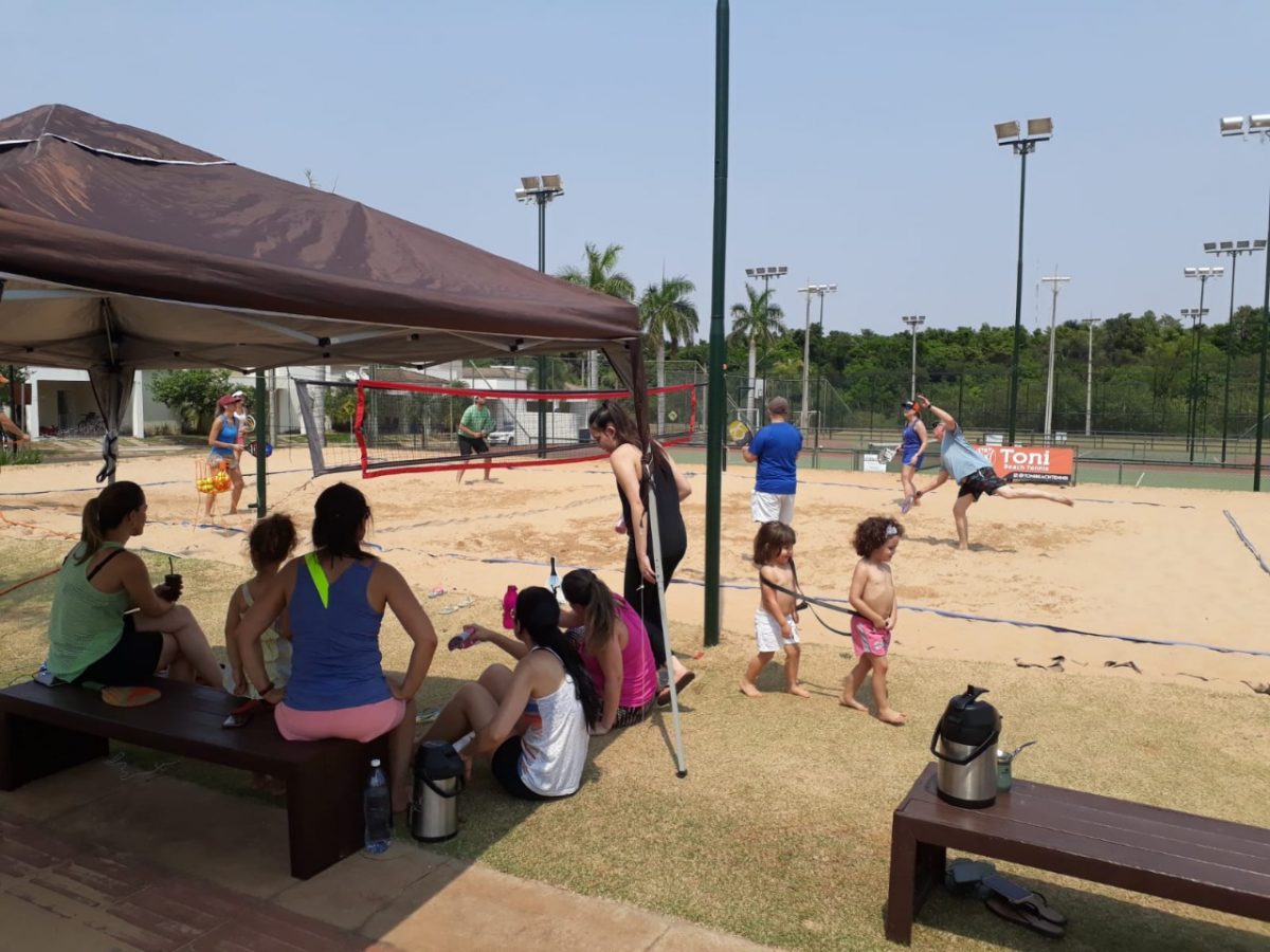 Torneio de beach tennis entre vizinhos