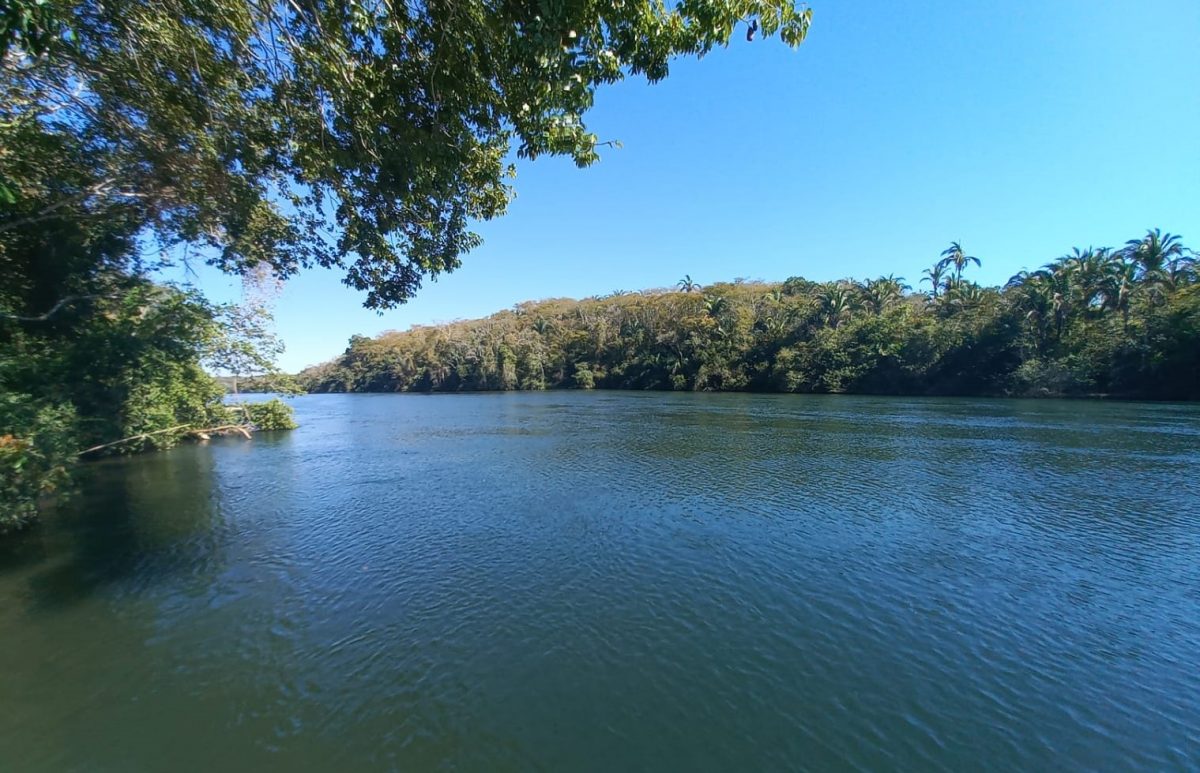 Rio Manso com paredoes e mata