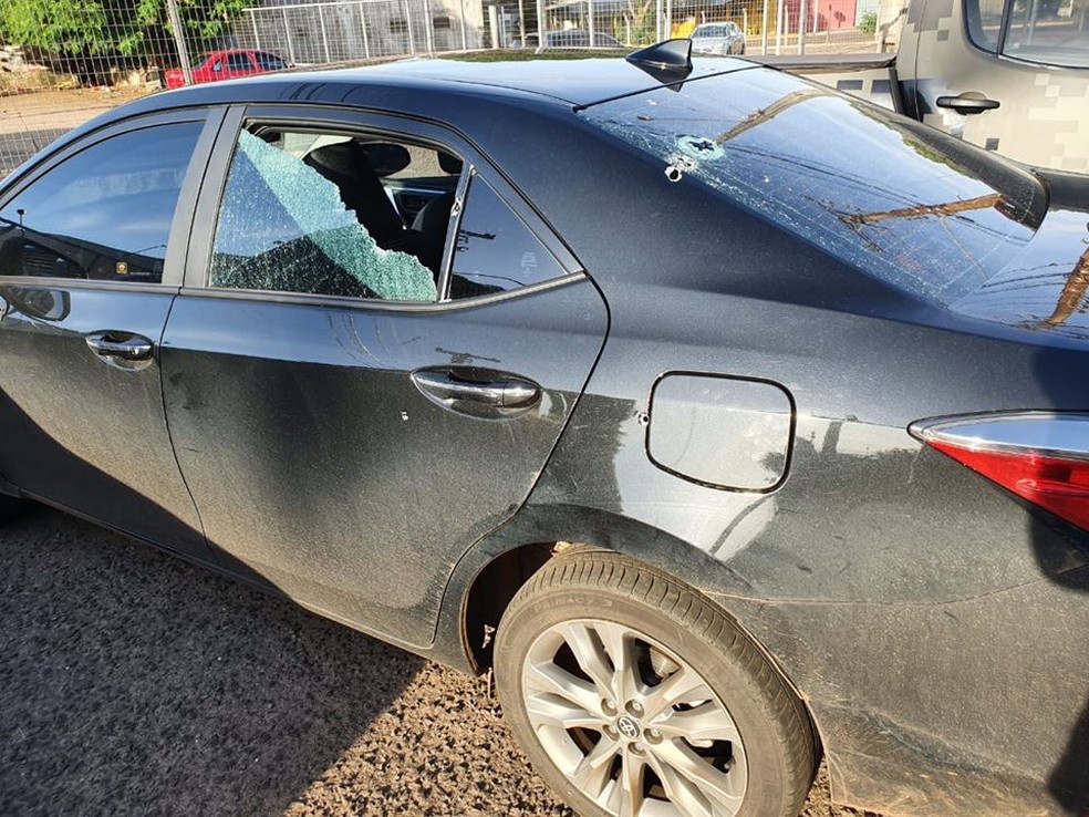 Carro do deputado federal Loester Trutis (PSL-MS) com marcas de tiros, segundo publicação dele (Foto: Redes Sociais)
