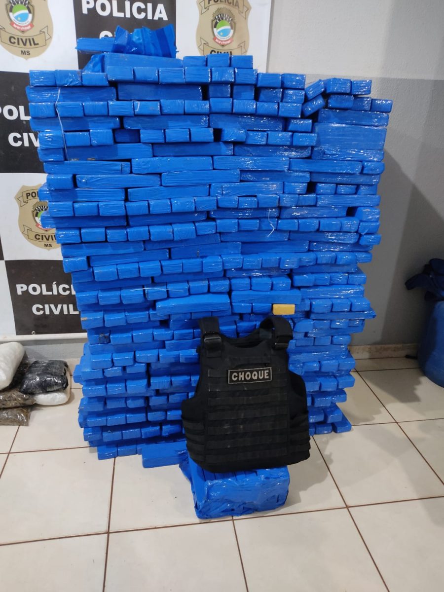 abletes de maconha apreendidos com adolescente que transportava entorpecentes em veículo furtado (Foto: Batalhão de Choque/Divulgação)