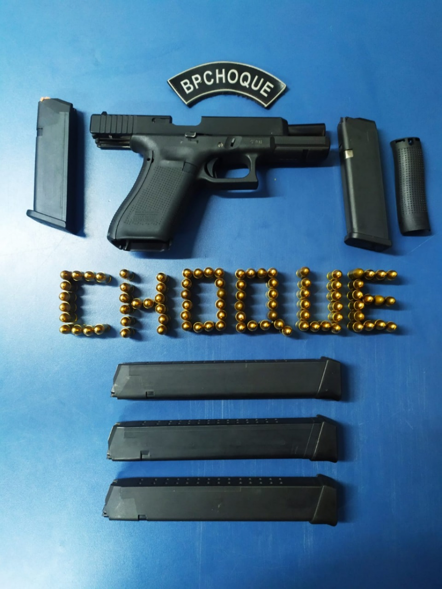 pistola carregadores e municoes apreendidas pelo Batalhao de choque