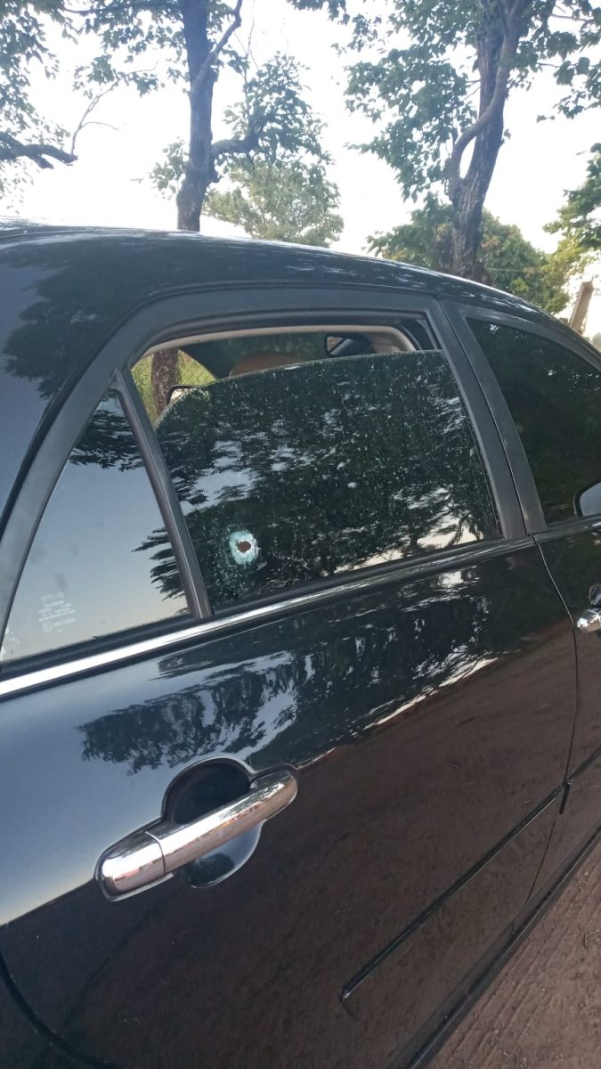 Carro do casal ficou com as marcas do tiro (Foto: Divulgação)