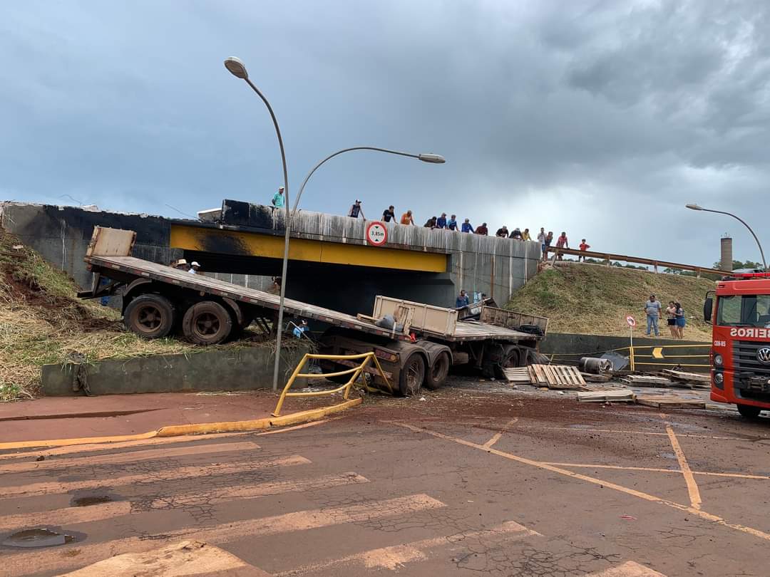 Carreta tomba viaduto maracaju DivulgacaoBombeiros 61be626b4ea5e