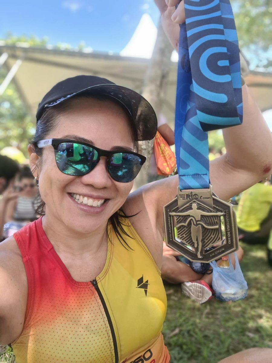 Neiba e sua medalha conquistada na maratona
