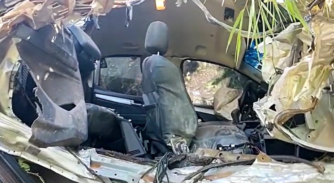 Cabine de caminhonete destruída após acidente na BR-419 (Foto: Rubens Félix) 