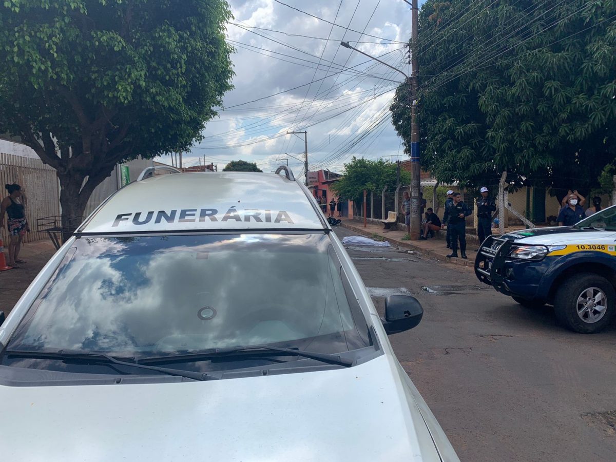 Carro da funerário no local onde motociclista morreu após colisão com poste (Foto: Maressa Mendonça)