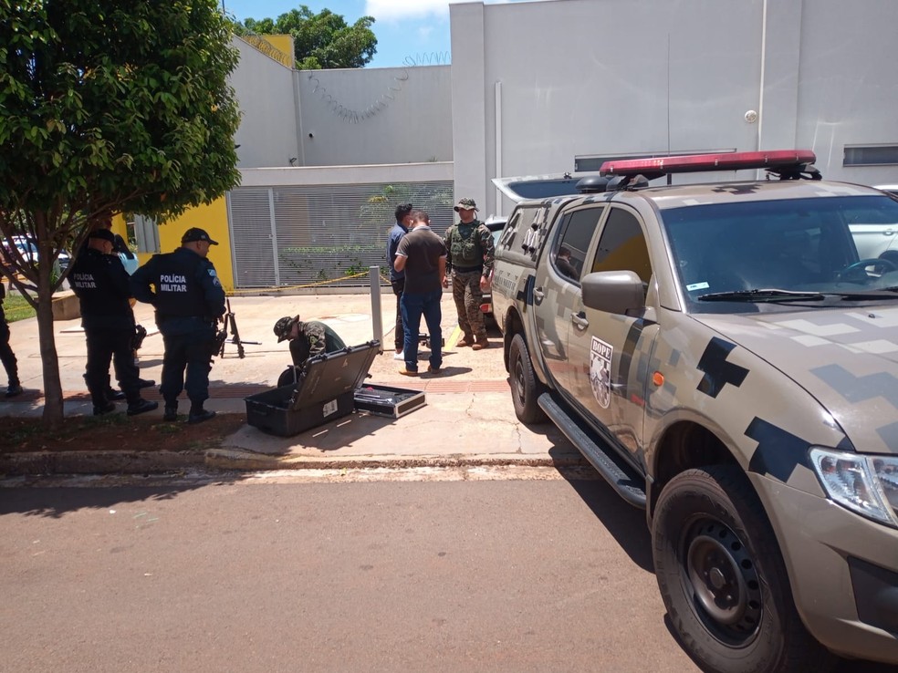 bomba falsa encontrada em frente a banco