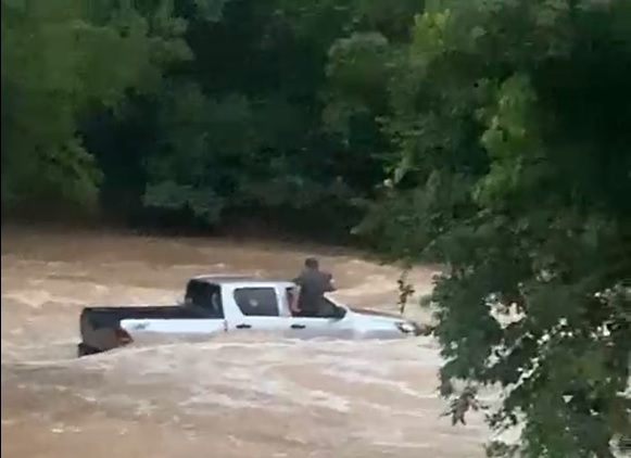 Caminhonete é arrastada por enxurrada