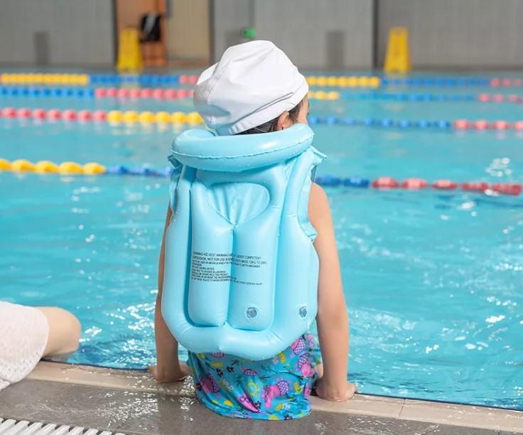 De acordo com nova lei, crianças com até seis anos de idade são obrigadas a usar colete salva-vidas em piscinas, rios e lagos da cidade