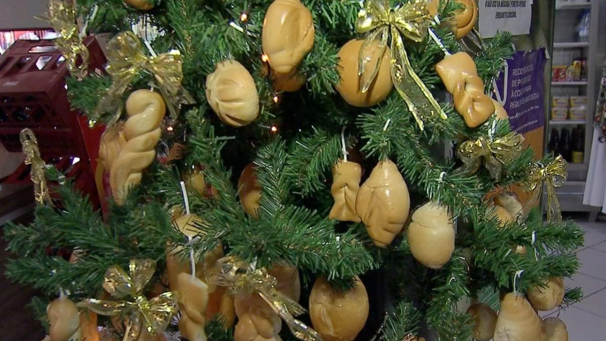 Árvore de Natal com pães em miniatura é tradição em padaria de Campo Grande  - PP