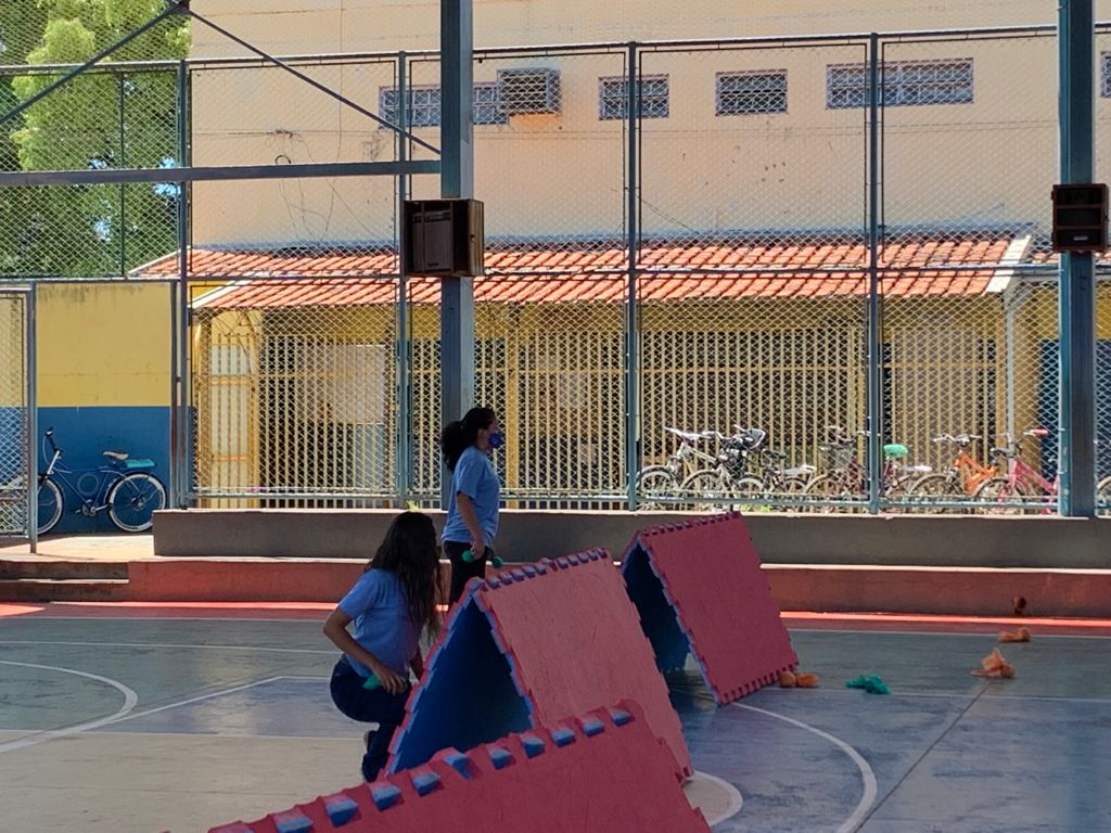 Professor atende pedido e paintball adaptado com bolinhas de papel faz