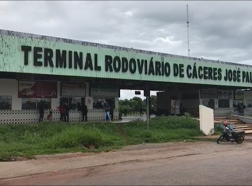 Rodoviária de Cáceres tem muitos passageiros procurando o Sul como destino (Foto: Aléxia Schumacher)