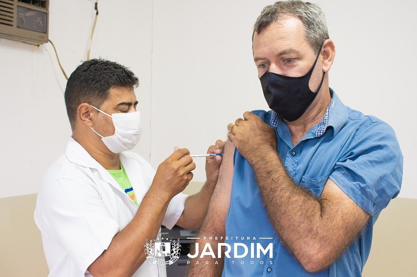 Homem sendo vacinado contra Covid em Jardim (Foto: Prefeitura/Divulgação)
