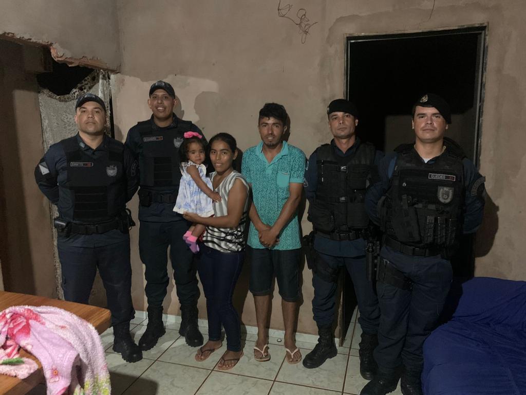 PMs na casa de família de bebê que quase morreu engasgada