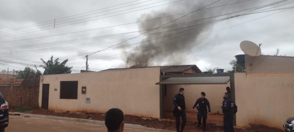 Policiais militares deixam local onde homem agrediu irmã a marteladas