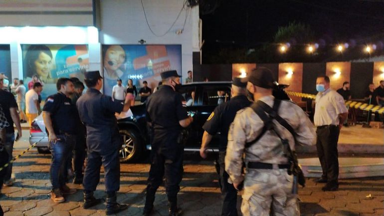 Movimentação em frente ao local onde homem foi executado, na fronteira (Foto: Gilberto Ruiz Diaz/ABC Color)