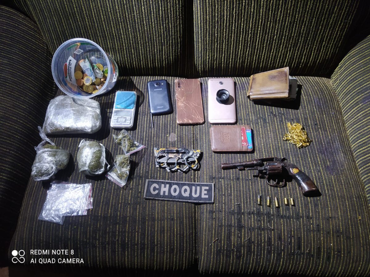 Arma, celulares e entorpecentes apreendidos em cenário de morte em confronto (Foto: Batalhão de Choque da PM/Divulgação)