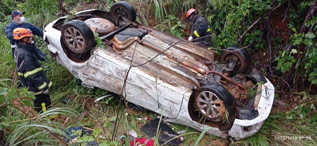 homens carro acidente