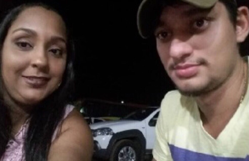 Acidente entre carro e ônibus mata um casal e deixa criança ferida