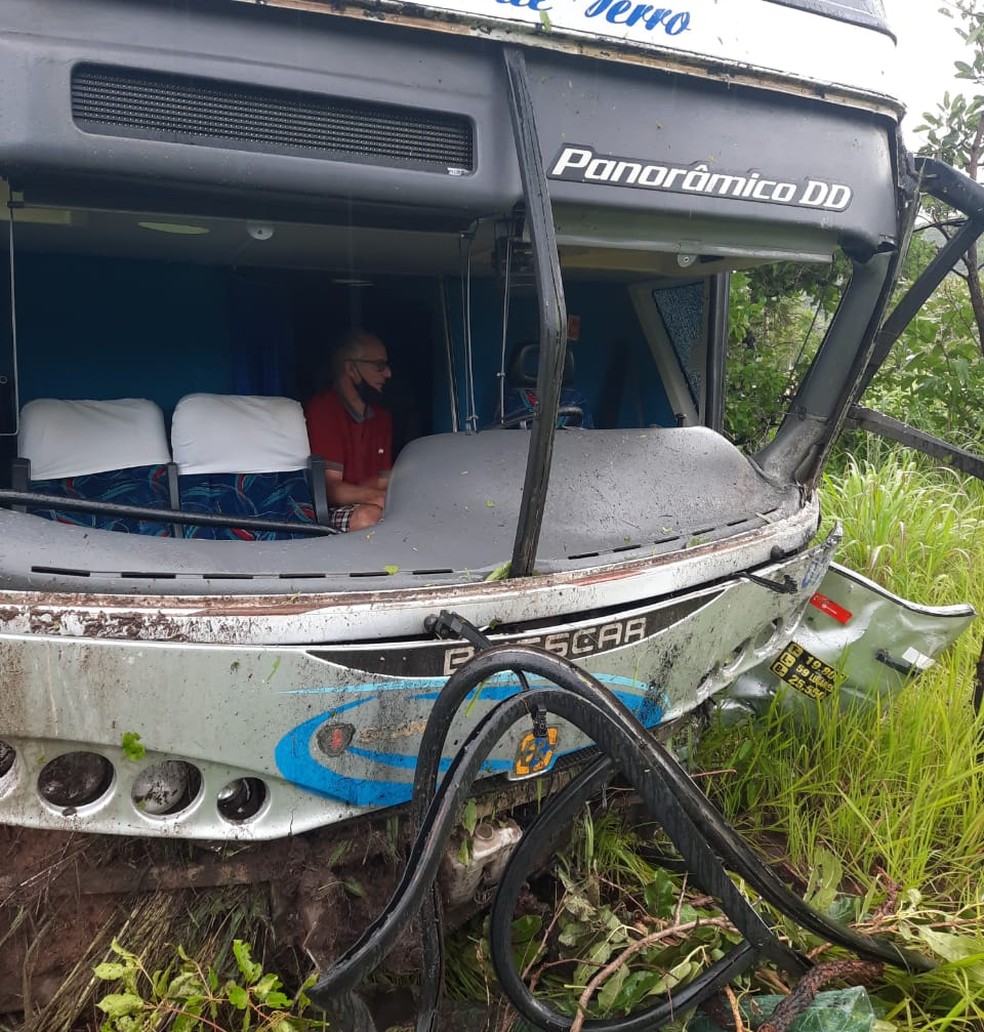 Acidente entre carro e ônibus mata um casal