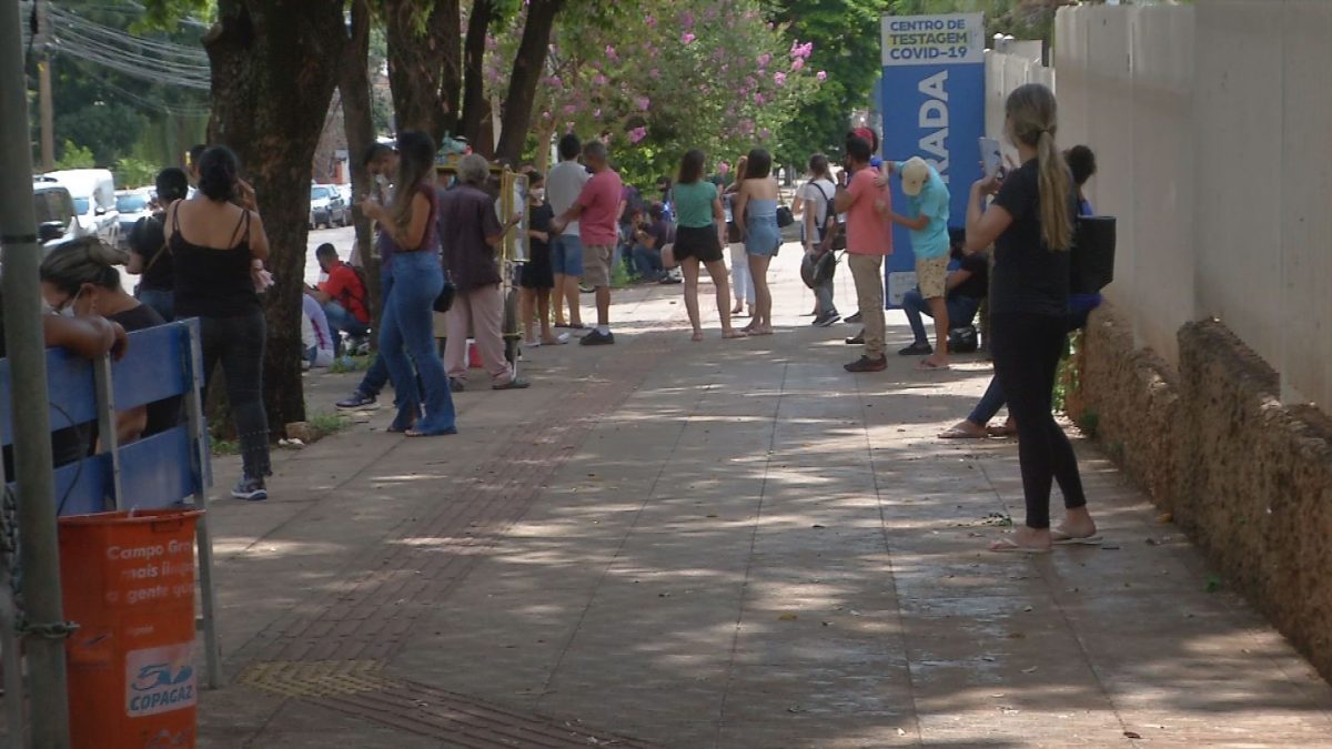 Movimentação em frente ao Centro de Testagem Covid-19 em Campo Grande (Foto: Willian Guedes/TV Morena)
