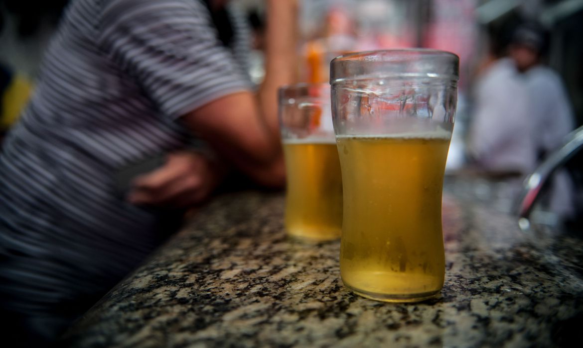 Dá para deixar a cerveja de lado em pleno verão durante todo o mês de janeiro? (Foto: Marcelo Camargo/Agência Brasil)