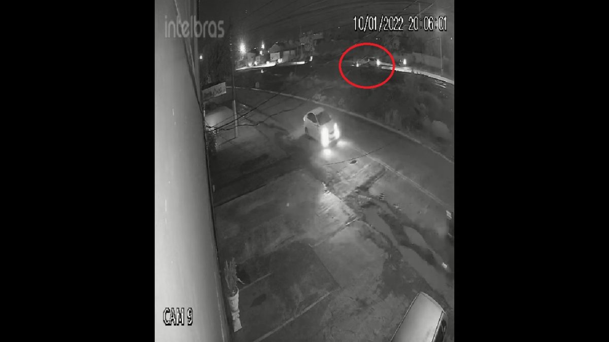 Moto caída ao chão e carro à frente; jovem que sofreu queda não resistiu (Foto: Câmera de segurança/reprodução)