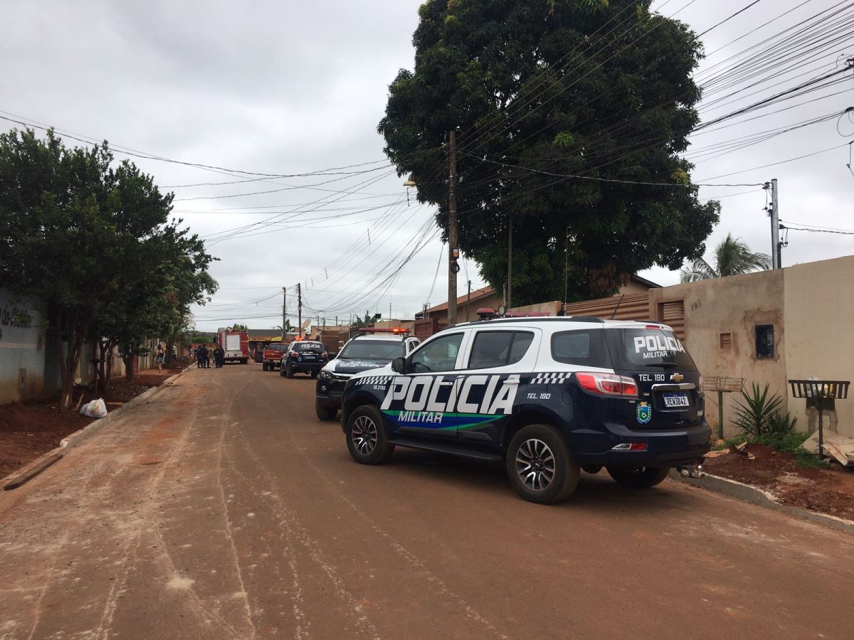 Viaturas da PM no local da ocorrência das marteladas